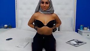 Sexy arab girl spreads pussy on live video