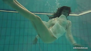 Underwater hot babe Petra swims naked