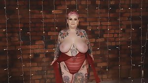 BBW With Tons Of Tattoos Rubbing Herself