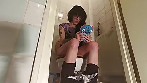 Teen girl Pissing & shitting while playing on her telephone pt1 HD